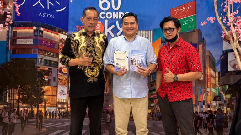 Dua Buku Hukum Pajak Diserahkan kepada Ketua Umum IKPI