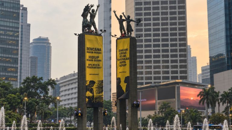 Aksi Greenpeace di Bundaran HI, Kritik Bencana, Hutan, dan Biaya Hidup